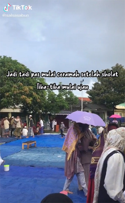Viral! 1 Jamaah Salat Ied Bertahan Dengar Khutbah di Tengah Guyuran Hujan, Sosoknya Tak Disangka-sangka