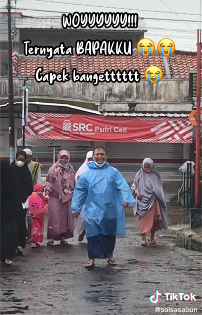 Viral! 1 Jamaah Salat Ied Bertahan Dengar Khutbah di Tengah Guyuran Hujan, Sosoknya Tak Disangka-sangka