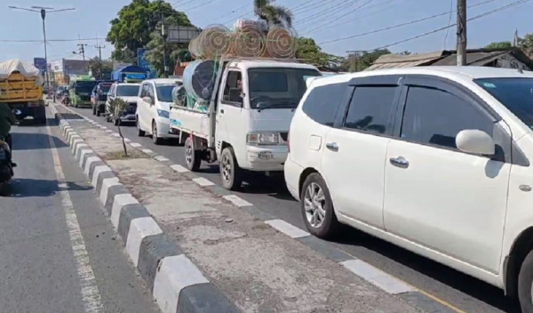 Macet 2 Kilometer, Ribuan Pemudik Arus Balik Terjebak di Simpang Empat Palimanan