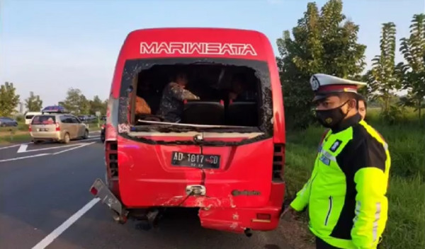 Tragis! Minibus Pemudik Tabrak Elf di Tol Cipali, 2 Tewas 6 Terluka