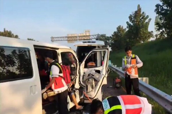 Tragis! Minibus Pemudik Tabrak Elf di Tol Cipali, 2 Tewas 6 Terluka
