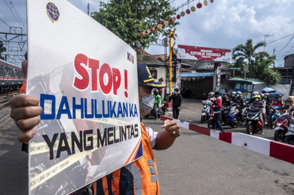 8 Pekerjaan yang Tidak Bisa Libur Saat Lebaran, dari Polisi hingga Penjaga Palang Pintu Kereta