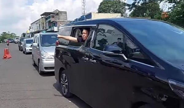 Terungkap! Identitas Penumpang Alphard yang Memaki-maki Polisi, Begini Reaksi Polda Jabar