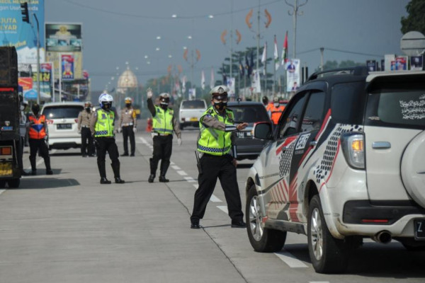 8 Pekerjaan yang Tidak Bisa Libur Saat Lebaran, dari Polisi hingga Penjaga Palang Pintu Kereta