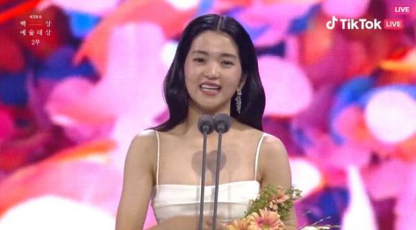 Kim Tae Ri Sabet Aktris Terbaik di Baeksang Arts Awards 2022