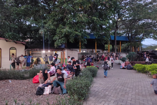 Stasiun Merak Padat, Rel Kereta Jadi Tempat Menunggu