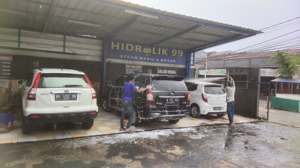 Arus Balik, Jasa Steam dan Cuci Mobil Kebanjiran Order
