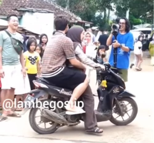 Lesti Kejora Bonceng Rizky Billar Naik Motor Matic, Tubuh Langsingnya Bikin Salah Fokus