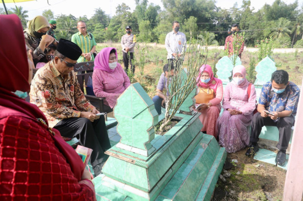 Mahfud MD Mudik ke Madura, Ziarah Makam Sang Ayah dan Sungkem Ibunda