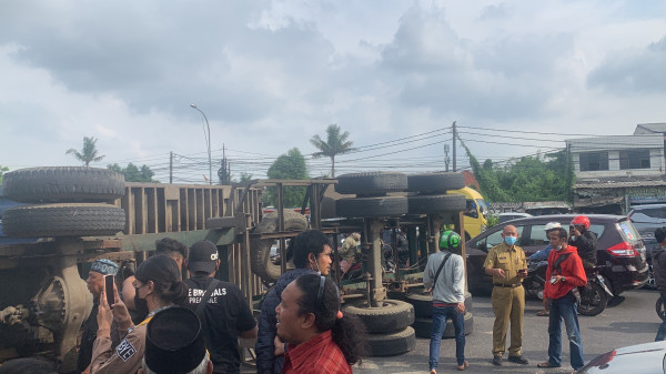 Truk Kontainer Terguling Hantam Warung di Kranji, Lalu Lintas Macet Parah