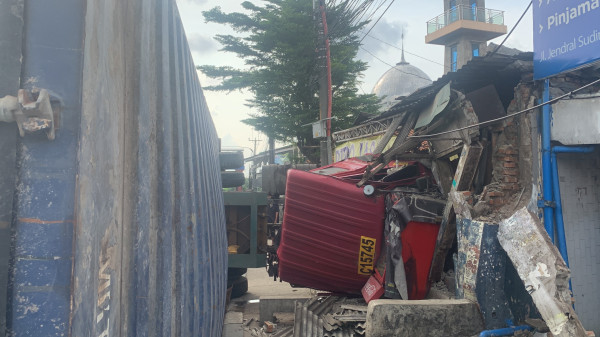 Truk Kontainer Terguling di Kranji Akibat Rem Blong