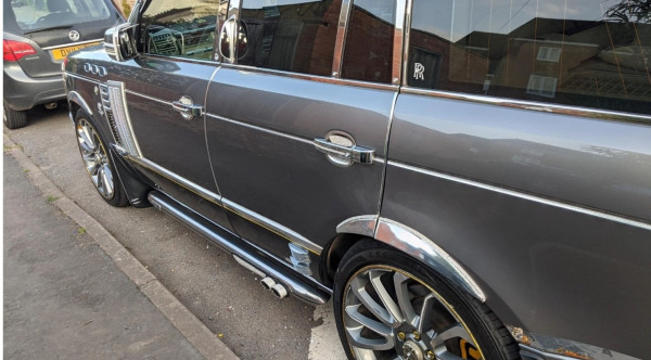 Krisis Identitas, Pemilik Mobil Range Rover Tempel Logo Rolls-Royce Biar Keren