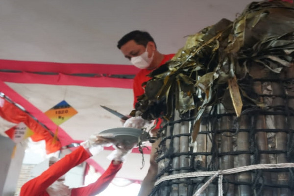 Ngalap Berkah Syawalan, Ribuan Orang Berebut Kue Lopis Krapyak