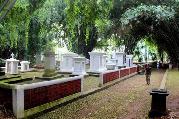 4 Tempat Angker di Kebun Raya Bogor, Nomor 3 Makam Istri Prabu Siliwangi