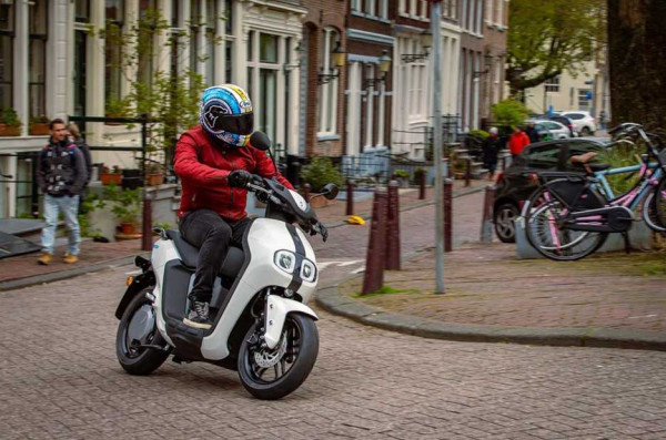 Menguji Skuter Listrik Yamaha NEO di Amsterdam