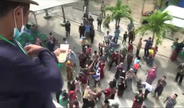 Heboh! Pedagang Pecel Lele Lamongan Sebar Uang Jutaan Rupiah dari Atap Masjid