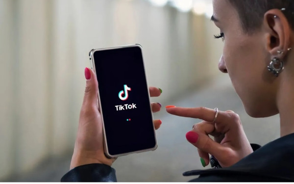 Hasil Studi : Wanita Kesepian Paling Rentan Kecanduan TikTok