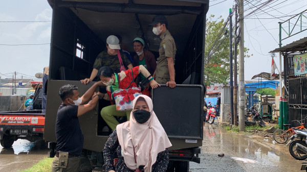 Banjir Kepung Jalan Raya Villa Tangerang Indah, Akses Warga Lumpuh