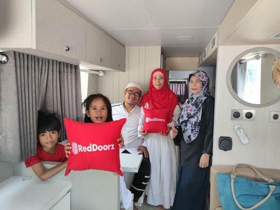 RedDoorz Wujudkan Mimpi Keluarga Ibu Yuliantini Mudik ke Kampung Halaman