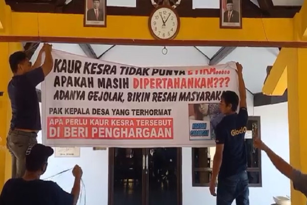 Diduga Selingkuh dengan 2 Wanita, Oknum Perangkat Desa di Tulungagung Digeruduk Warga