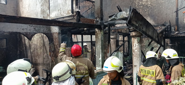 Kebakaran Hebat di Kompleks Bulog, 1 Penghuni Rumah Tewas Terjebak di Kamar Mandi