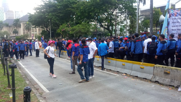 Tuntutan Diterima, Massa Demo Buruh Bubar Diiringi Lagu Bagimu Negeri