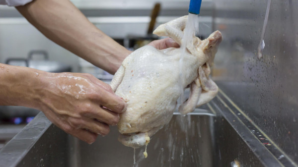 Ini Cara Mencuci Ayam Buat Dimasak Paling Aman Menurut Ilmuwan