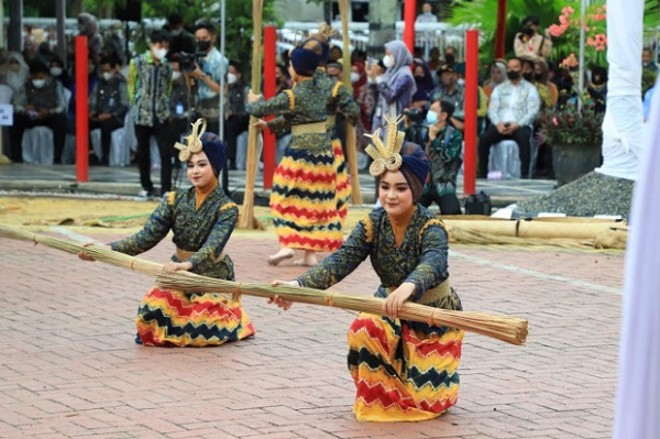 Tarian Tradisional Warnai Peringatan HUT Ke-70 Kabupaten HSU