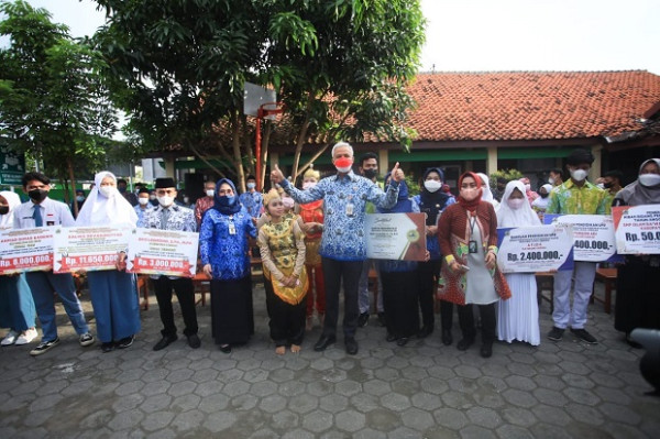 Ganjar Resmikan SLB Negeri di Demak, Wali Murid: Impian Kami Terwujud