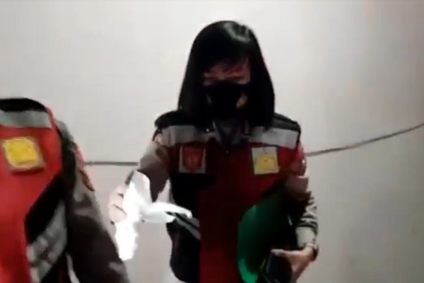 Mbak Polwan Dobrak Kamar Kos, Temukan Kondom Bekas dan Sepasang Remaja Mesum Tanpa Baju