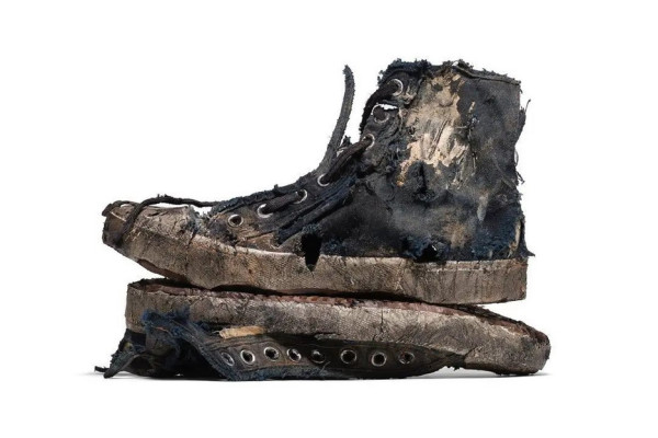 Balenciaga Rilis Sepatu Usang dan Kotor dengan Banderol Rp27 Juta, Ada yang Mau Beli?
