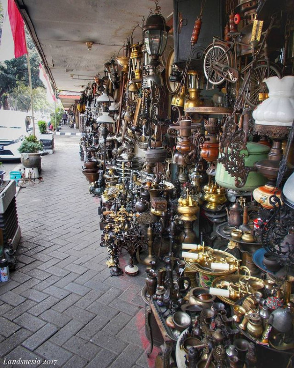 5 Tempat Jual-Beli Barang Antik, dari Majalah hingga Mebel
