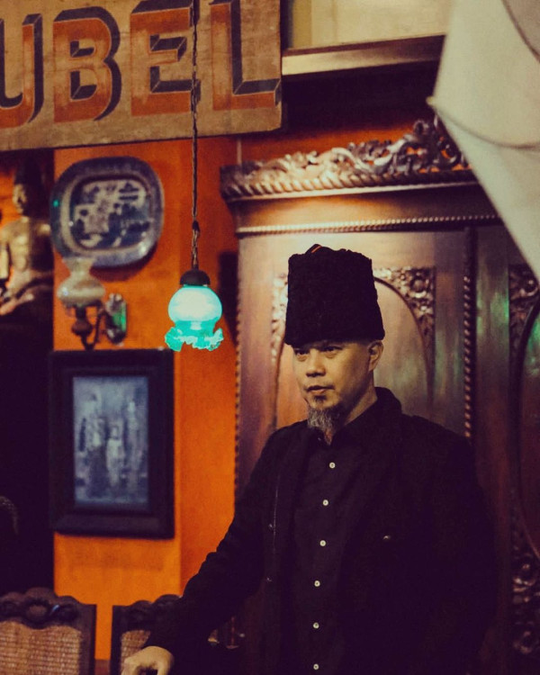 5 Seleb Indonesia yang Hobi Koleksi Barang Antik