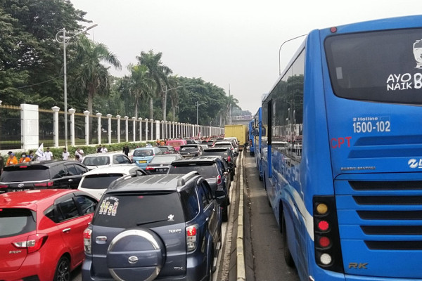 Jalan Gatot Subroto Arah Slipi Kembali Dibuka, Lalin Terpantau Padat Merayap