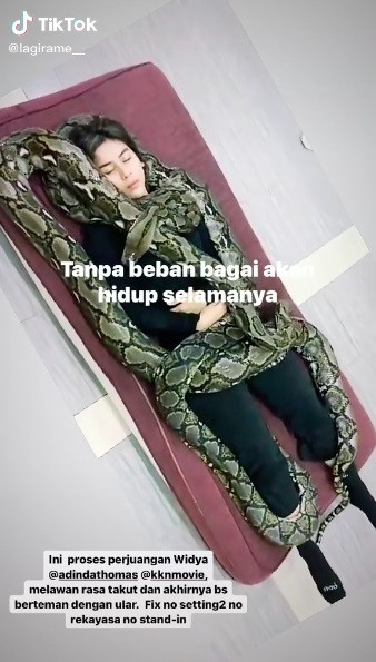 Dililit Ular di KKN di Desa Penari, Adinda Thomas Tak Pakai Pemeran Pengganti