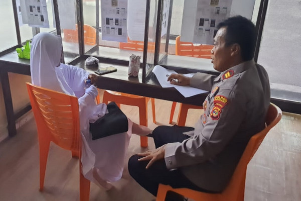 Wanita Berjubah Putih Depresi Terlilit Utang Pinjol Rp39 Juta, Keliling Minta Sumbangan hingga Bikin Resah