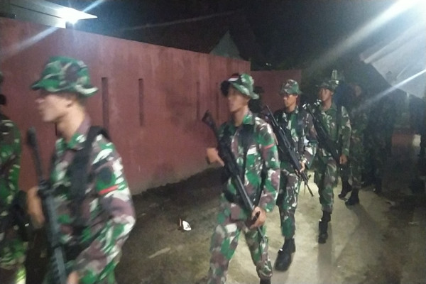 Dini Hari Pasukan TNI AD Bersenjata Lengkap Jalan Kaki Susuri Gang Kecil di Cirebon Cari Anggota Geng Motor