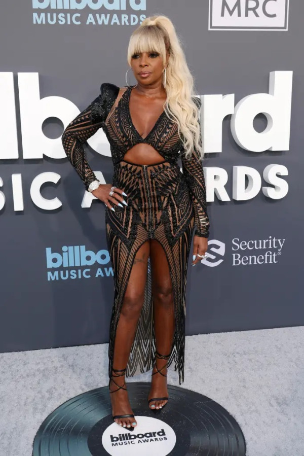 5 Busana Terbaik Billboard Music Awards 2022, Doja Cat Pakai Kemben Berlapis Emas