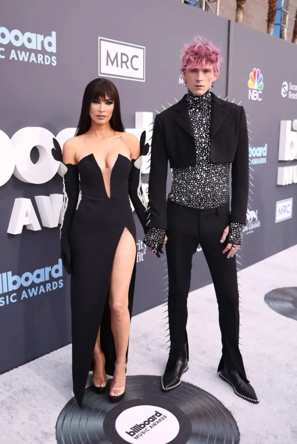 5 Busana Terbaik Billboard Music Awards 2022, Doja Cat Pakai Kemben Berlapis Emas