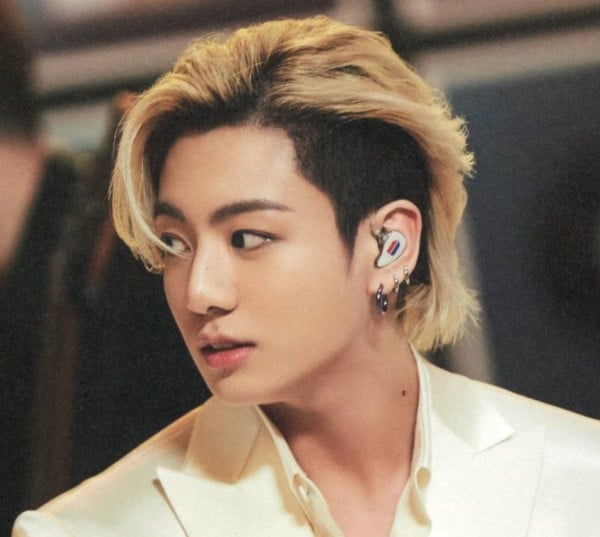 10 Gaya dan Warna Rambut BTS Paling Ikonis selain Mullet Jungkook