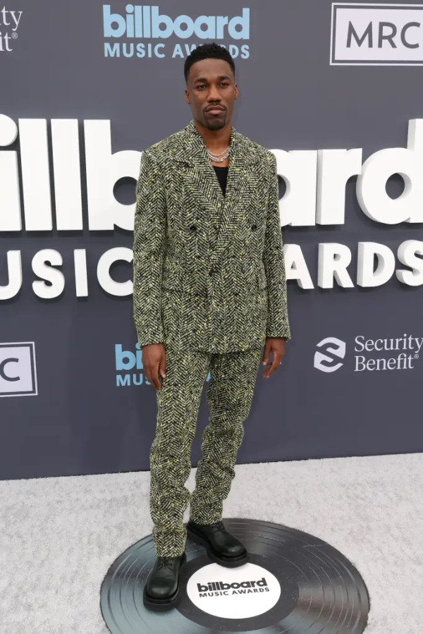 5 Busana Terbaik Billboard Music Awards 2022, Doja Cat Pakai Kemben Berlapis Emas