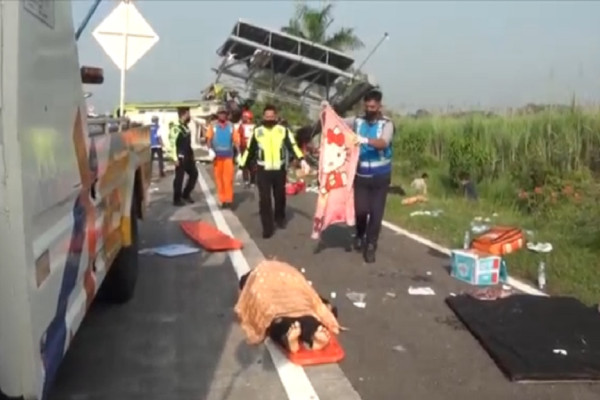 Horor! Begini Penampakan Kecelakaan Maut di Tol Sumo yang Tewaskan 7 Orang