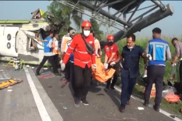 Horor! Begini Penampakan Kecelakaan Maut di Tol Sumo yang Tewaskan 7 Orang