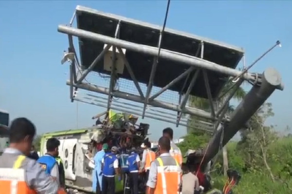 Horor! Begini Penampakan Kecelakaan Maut di Tol Sumo yang Tewaskan 7 Orang