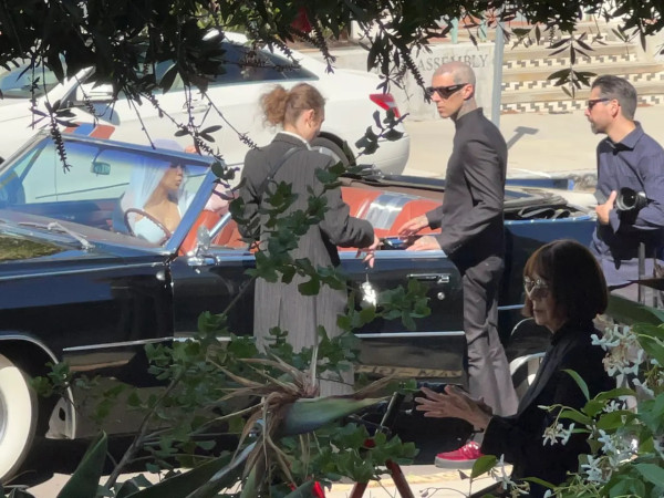 Kourtney Kardashian dan Travis Barker Resmi Menikah Secara Hukum
