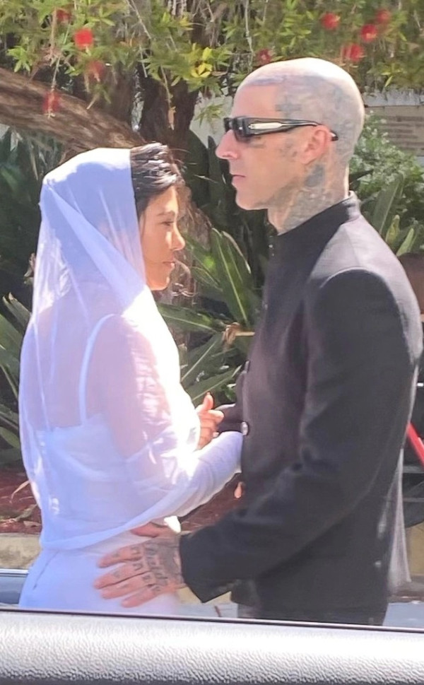 Kourtney Kardashian dan Travis Barker Resmi Menikah Secara Hukum
