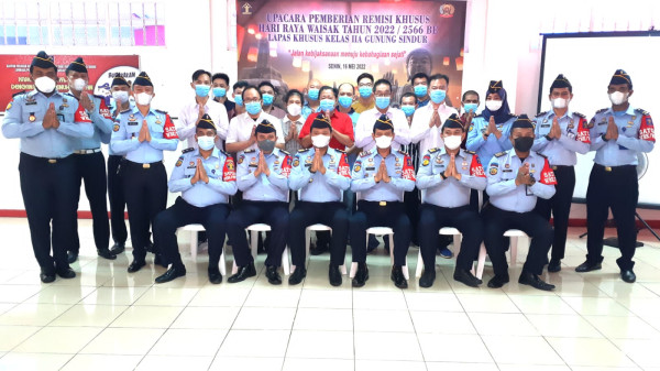 Hari Raya Waisak, 12 Warga Binaan Lapas Gunung Sindur Terima Remisi