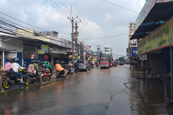 Hujan Lebat Disertai Angin Kencang, Masyarakat Depok Diminta Waspada