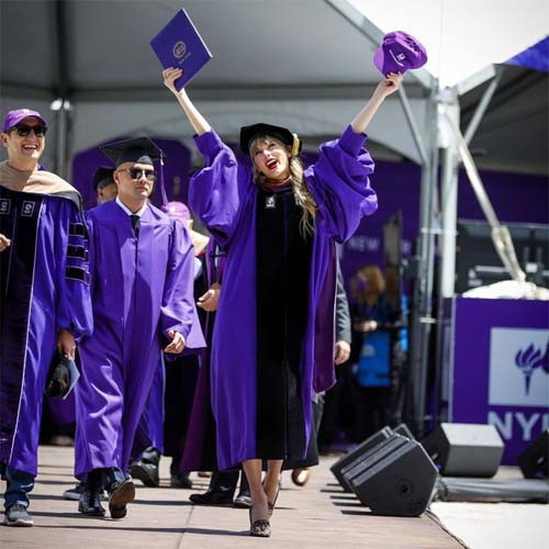 Taylor Swift Diberi Gelar Doktor Kehormatan oleh New York University, Intip Potret Cantiknya saat Pakai Toga