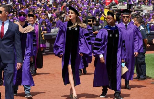 Taylor Swift Diberi Gelar Doktor Kehormatan oleh New York University, Intip Potret Cantiknya saat Pakai Toga
